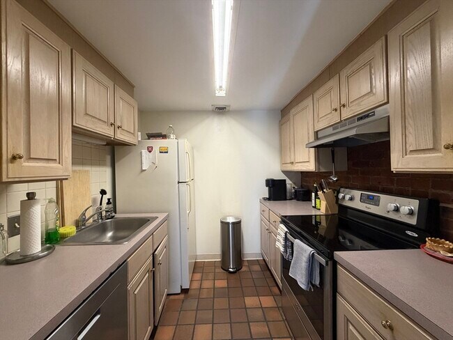 Building Photo - 103 Gainsborough St