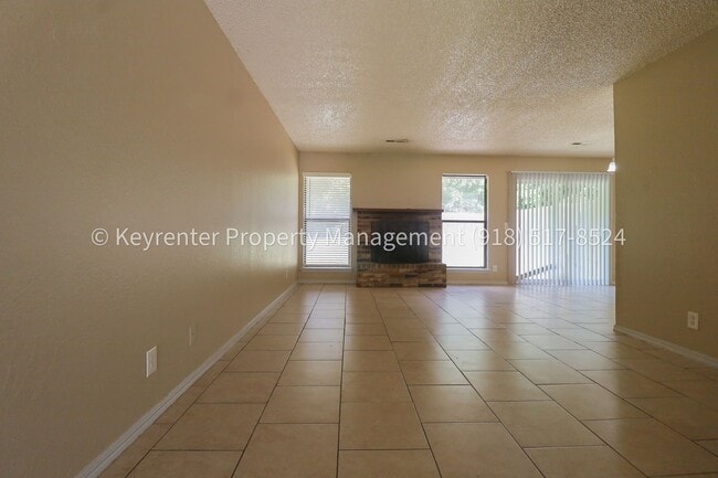 Building Photo - 4902 S Gum Ave