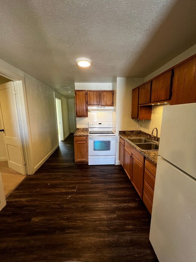 Building Photo - 2BD/1 BA Duplex