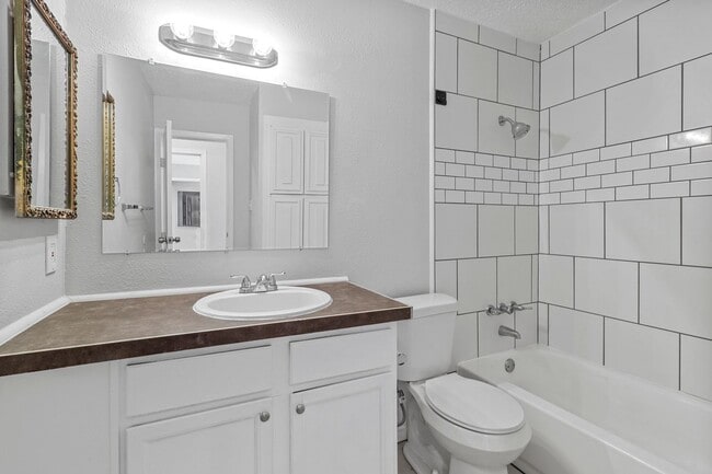 Building Photo - QUAINT AND COZY  3 Bedroom, 2 bathroom Hou...