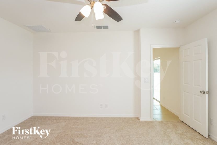 Building Photo - 5086 Royal Point Ave