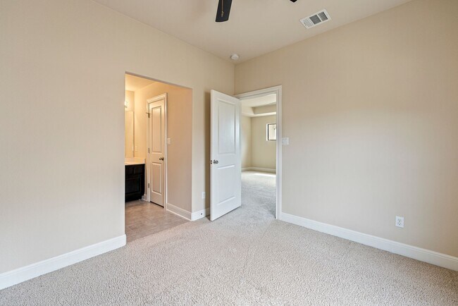 Building Photo - Luxurious 4 bedrooms 3 bathrooms home in L...