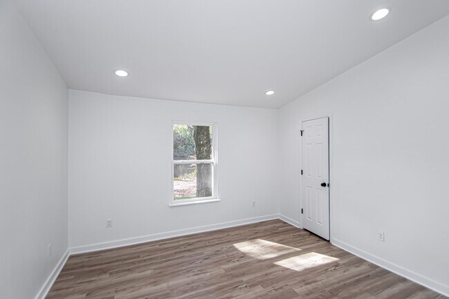 Building Photo - Large Open-Concept 4 Bedroom with Stunning Pond Views!