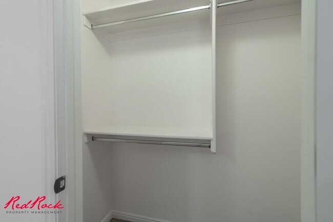 Building Photo - DOG-FRIENDLY 3 Bedroom Townhome with INTERNET INCLUDED!