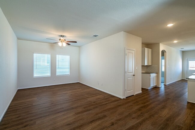 Building Photo - 612 LT Rusty Dr