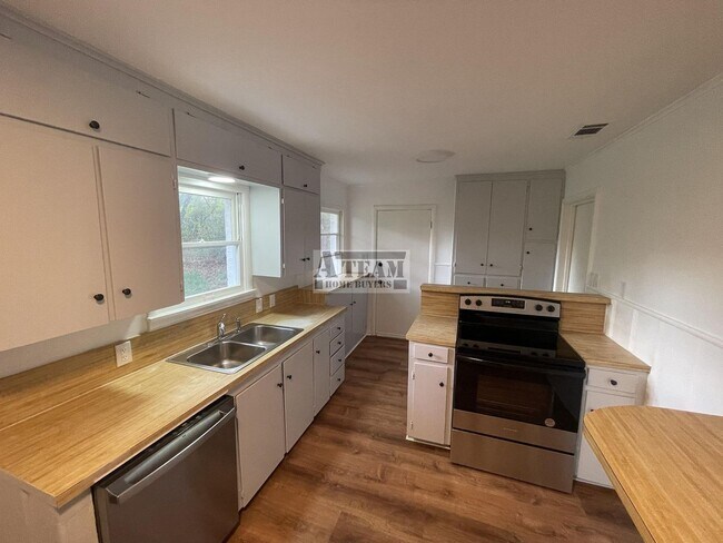 Building Photo - Newly updated 3 Bedroom 2 Bath located in ...