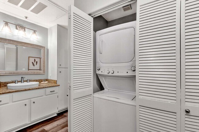 Building Photo - 13133 Le Parc