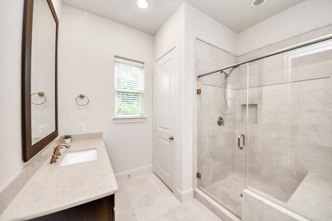 Building Photo - 8926 Lakeshore Bend Dr