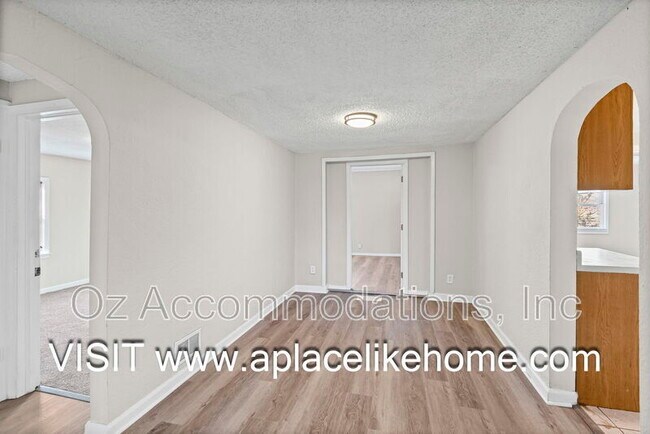 Building Photo - 2936 Stewart Ave