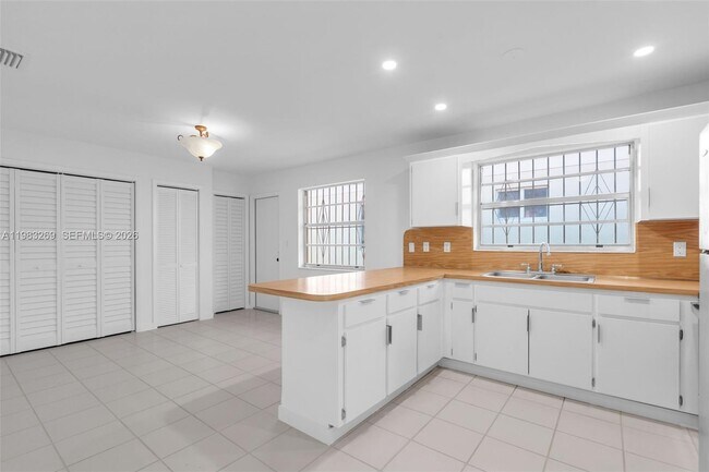 Building Photo - 3572 SW 25th St