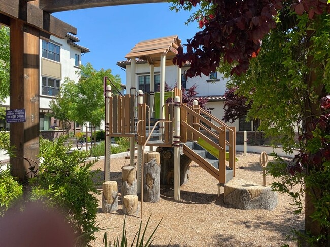 Building Photo - Pleasanton End Unit Andares Townhouse 3 BD...