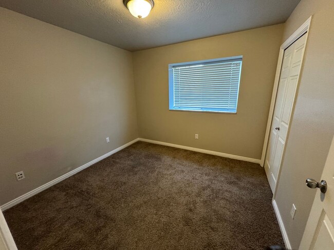 Building Photo - Ground level 3 bedroom 2 bath in Lehi!