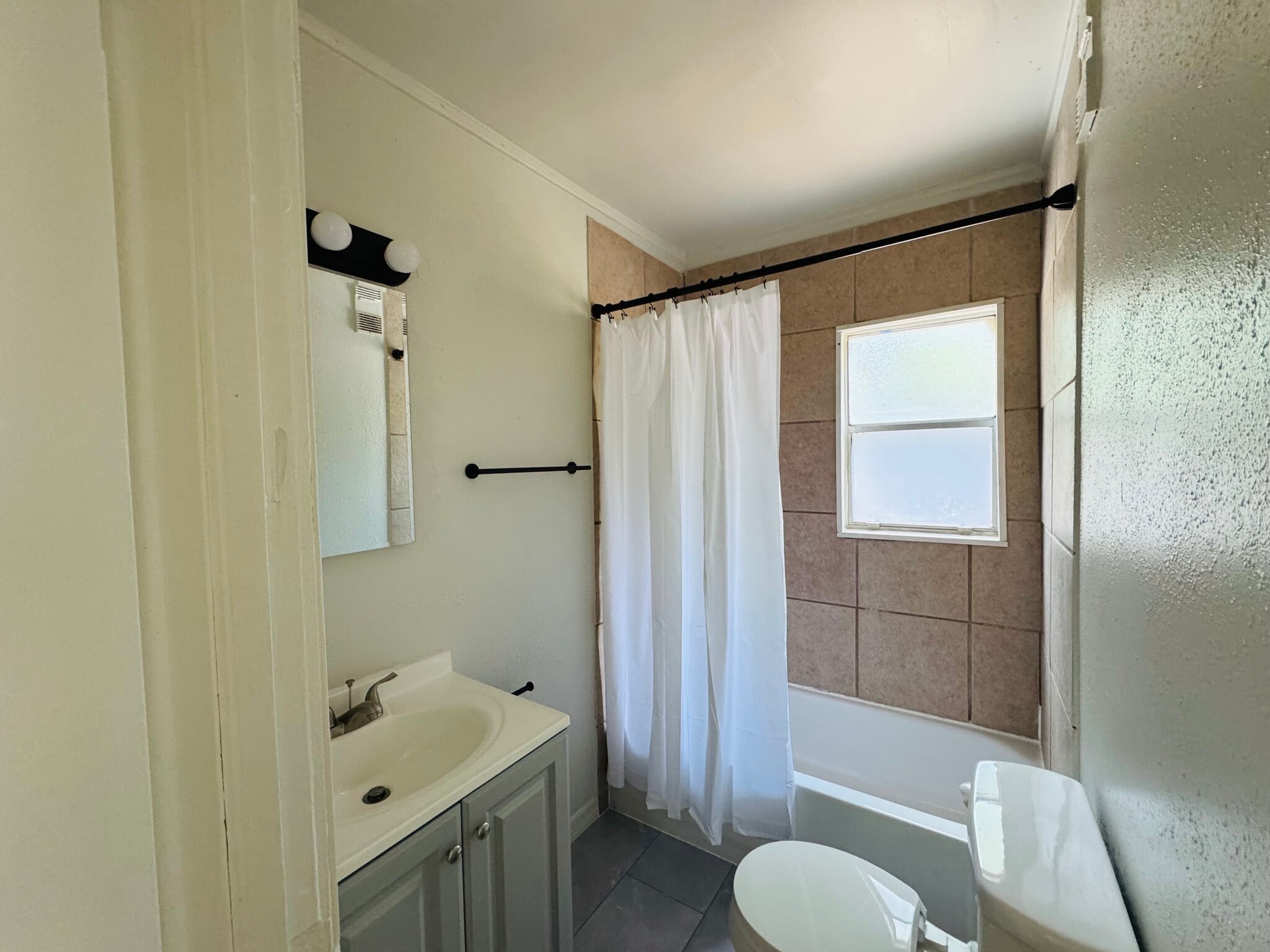 Building Photo - 1983 Lambert St