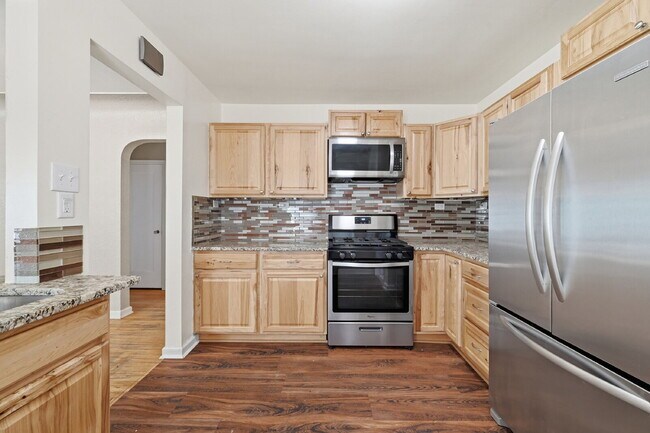 Building Photo - $2,895.95, 3-bed, 2-bath duplex in Denver with a washer and dryer and $300 off the first month's ...