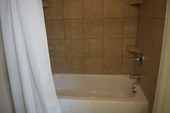 Building Photo - Maui Gardens ground floor unfurnished 2 bedroom 1.5 bath with pool and tennis court