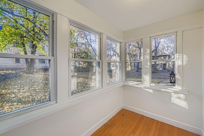 Building Photo - 988 Reaney Ave E