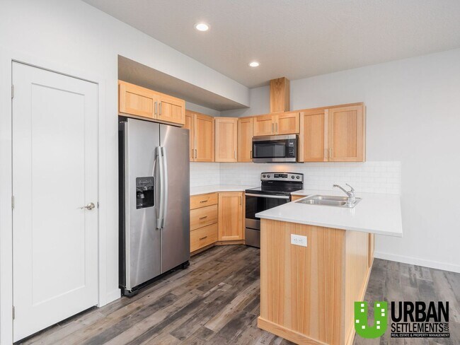 Building Photo - Woodlawn Duplex