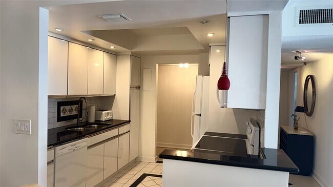 Building Photo - 951 De Soto Rd