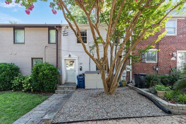 Building Photo - Available Now! 3 Bed 2 Bath House Near the...