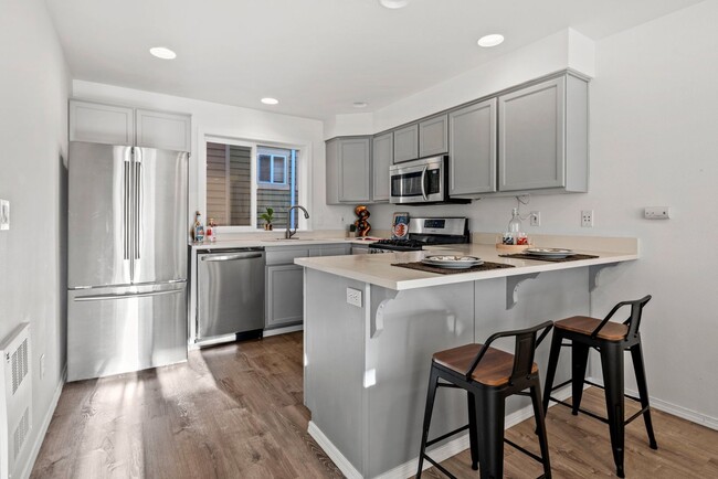 Building Photo - 3 bedroom Greenwood townhome with a view!