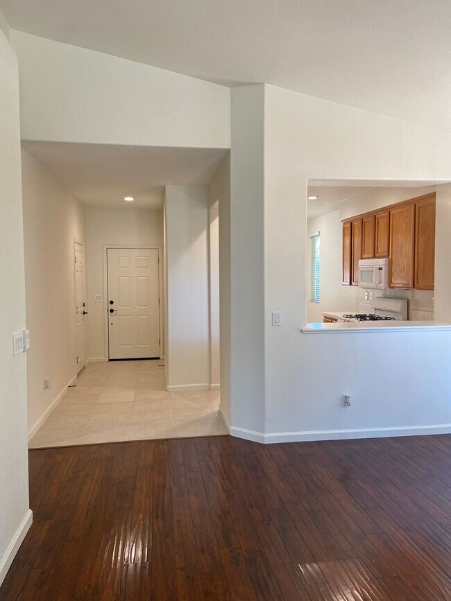 Building Photo - East Roseville - Near Olympus Point - 3 Bdrm, 2 Bath