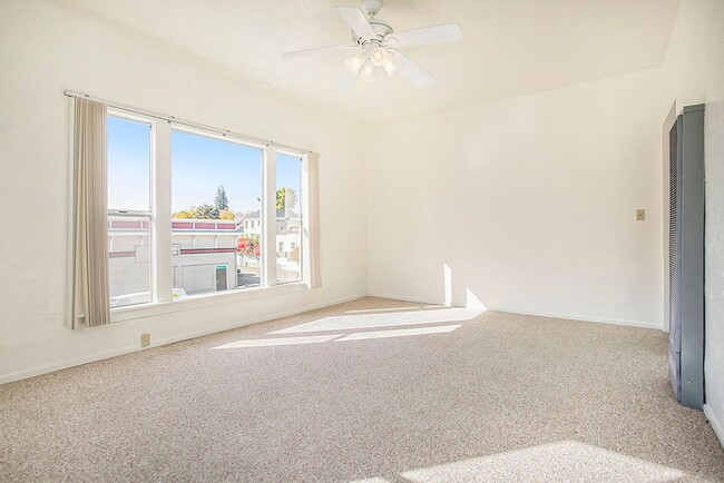 Building Photo - 3117-3117 Santa Clara Ave