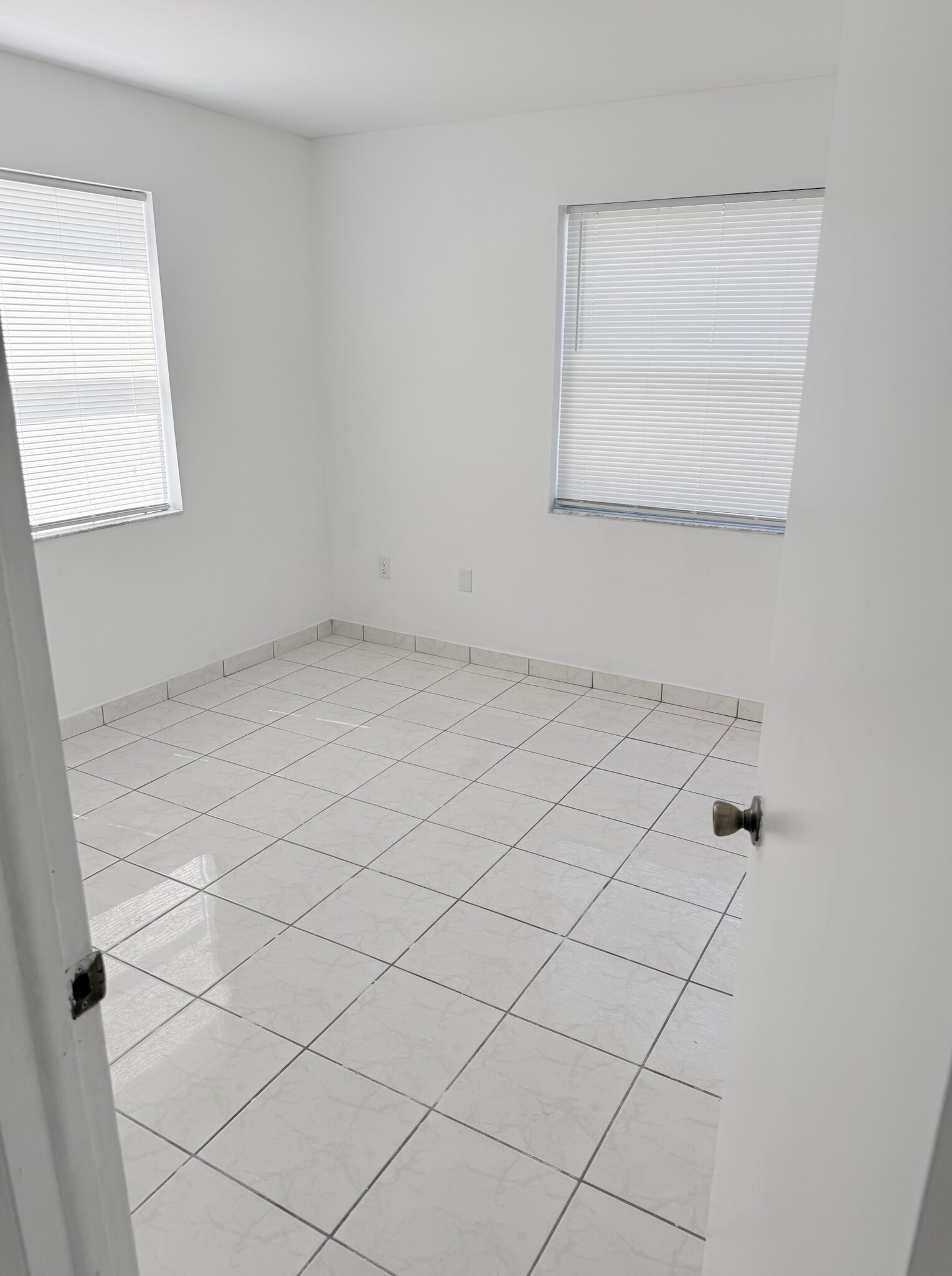 Building Photo - 2647 SW 28th Ct