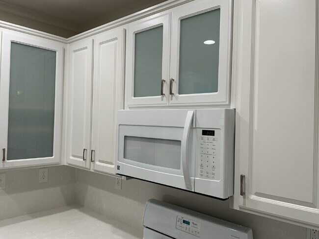 Building Photo - Beautiful Valencia Townhome in the Highly Desirable Village Walk Community