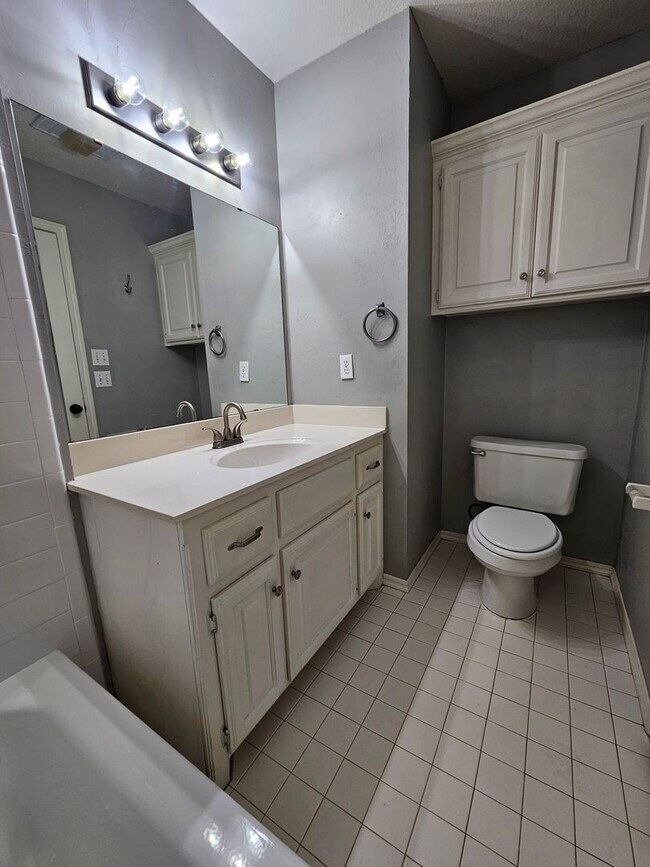 Building Photo - (3) Bed/(2) Bath Avail NOW! Storm Shelter!