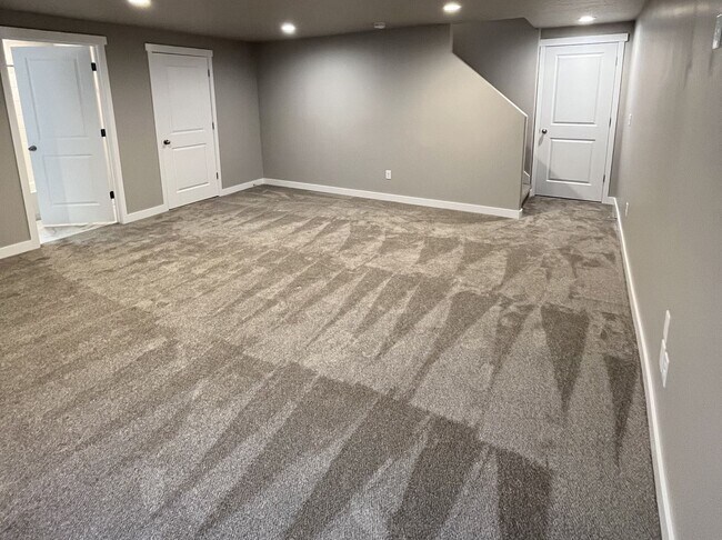 Building Photo - Beautiful 3 Bedroom Townhome in Bluffdale