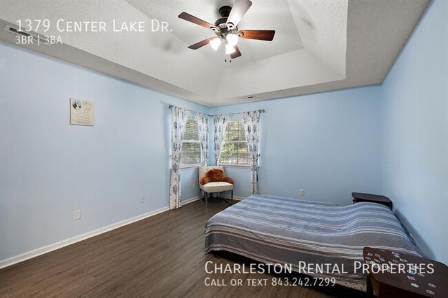 Building Photo - 1379 Center Lake Dr