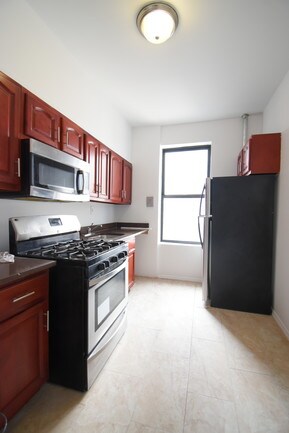 Building Photo - 560 W 180th St