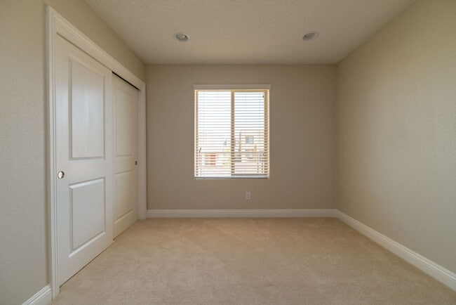 Building Photo - Gorgeous Pulte Townhome Available Now!