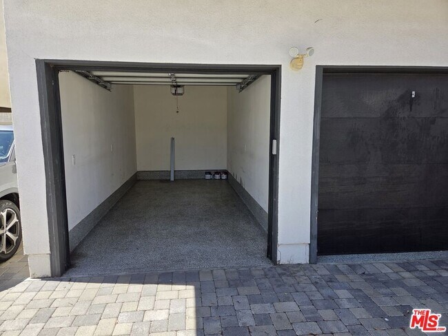 Building Photo - 1255 N Kingsley Dr