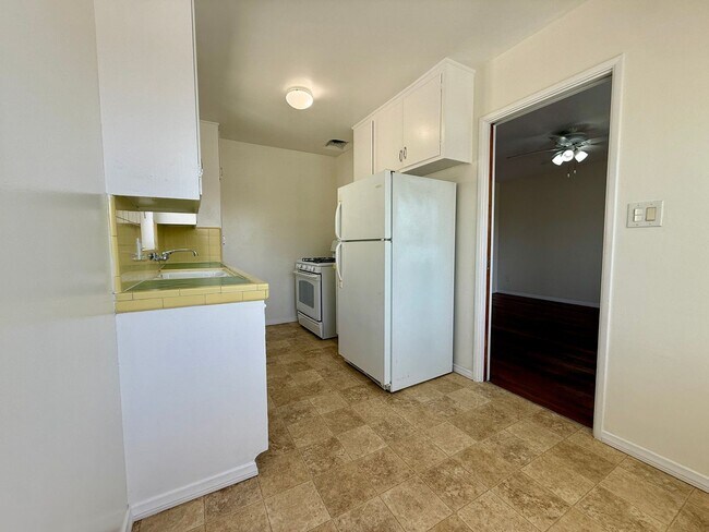 Building Photo - CORNER Upstairs Unit Within Small Gated Community! COMPLIMENTARY Shared Laundry! Spacious Floorplan!
