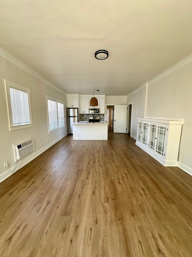 Building Photo - Nestled in the vibrant heart of Los Angeles, CA. This 2 Bedroom 2 Bath Won't Last Long!