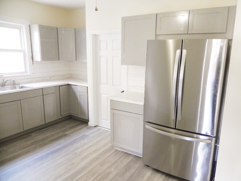 Building Photo - 25 Cove Ave