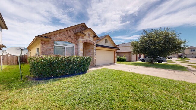 Building Photo - REMODELED BEAUTY WAITING FOR YOU BY FORT H...