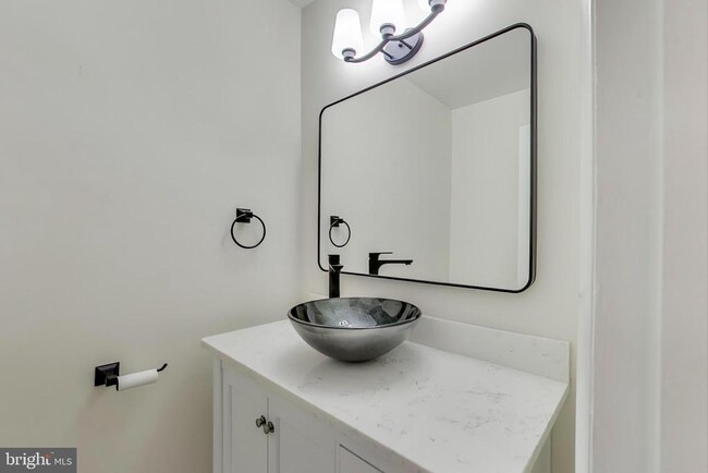 Building Photo - 4001 N Ridgeview Rd