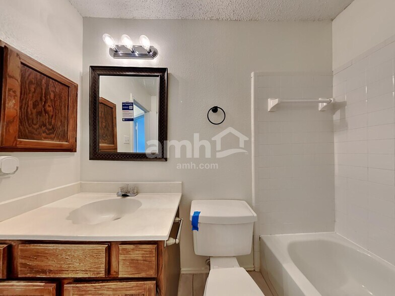 Building Photo - 1364 Honeysuckle Ln