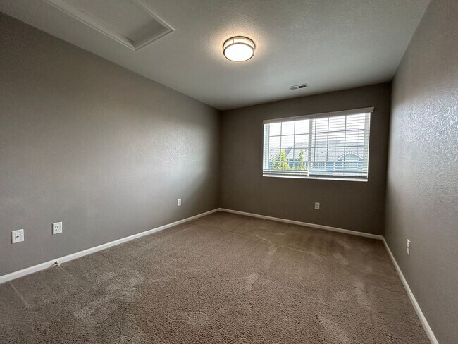 Building Photo - Modern Three Bedroom Townhome Available For Rent in Creekside