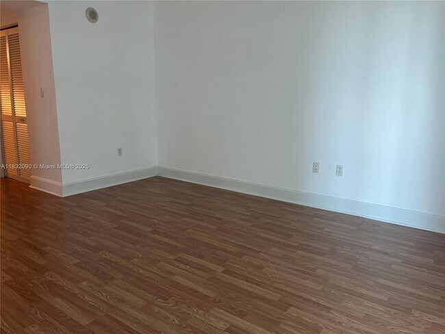 Building Photo - 1800 N Bayshore Dr