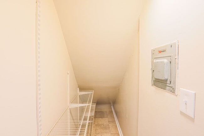 Building Photo - 14 King Henry Cir