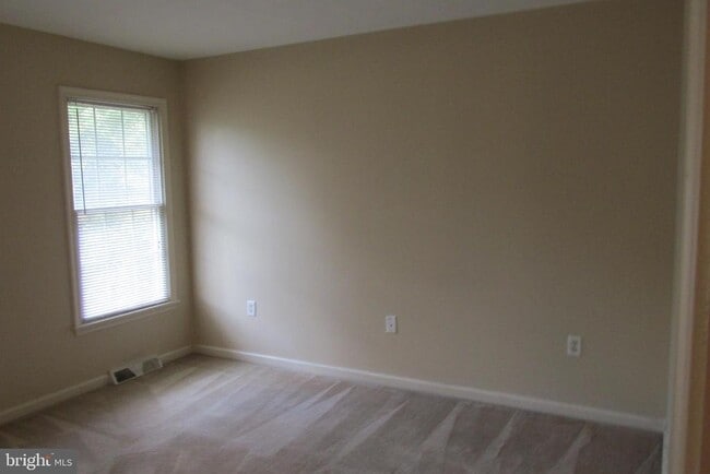 Building Photo - 888 Woodridge Dr