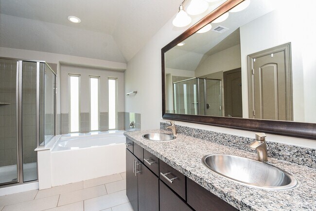 Building Photo - 78 Aventura Pl