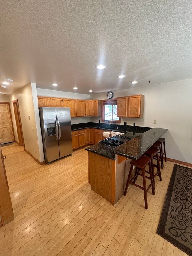 Building Photo - Three Bed, Two Bath Home In Prosser With Two Car Garage