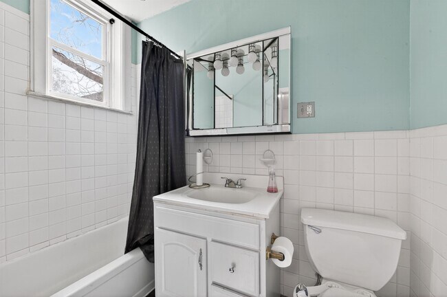 Building Photo - 105 8th St