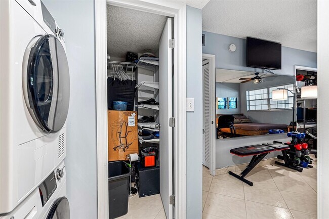 Building Photo - 3151 S Palm Aire Dr