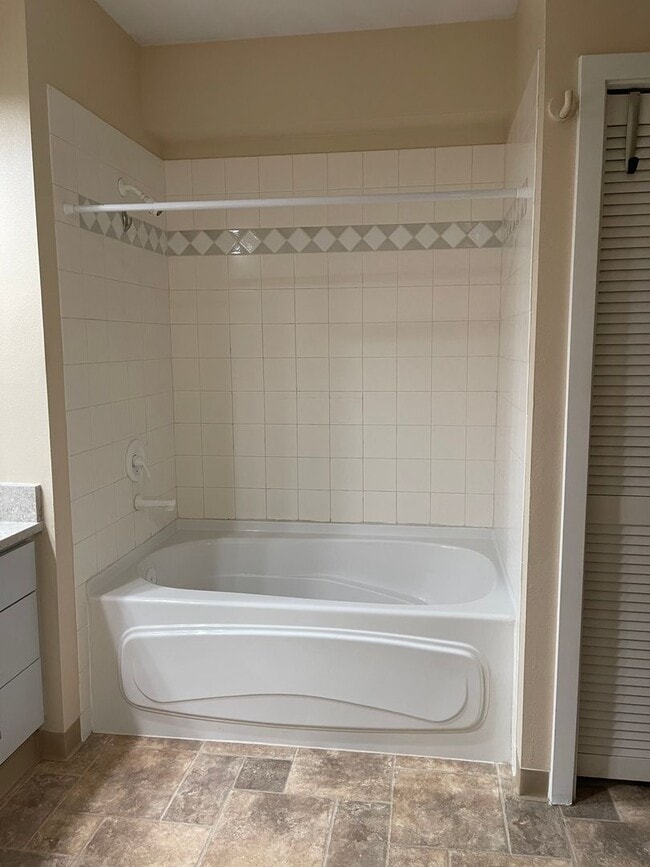 Building Photo - Fantastic Condo in the Heart of Downtown B...