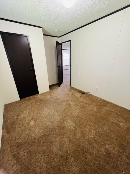 Building Photo - 15621 Pine Ridge Dr